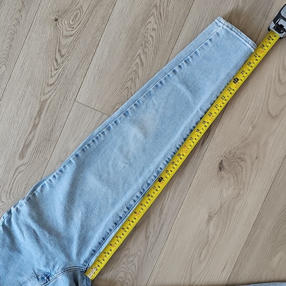 Levi's High Waisted Mom Jeans, Size 26 - Picture 6 of 16
